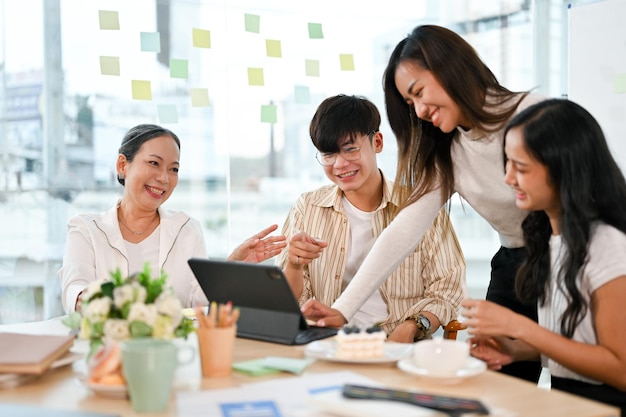 Uomini d'affari asiatici che lavorano insieme con felicità