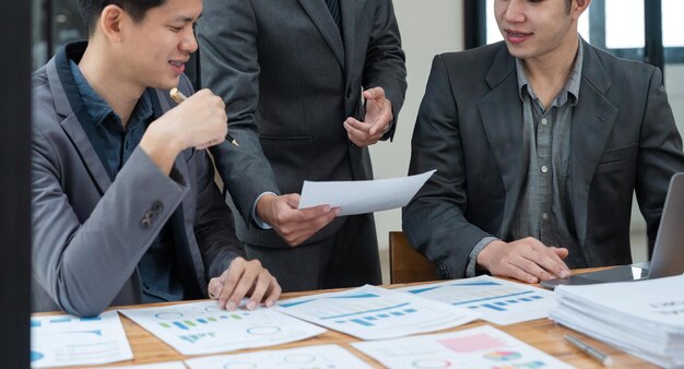 写真 会議室で財務報告書の状況を分析し議論するためのアジア ビジネス チームの会議 投資コンサルタント 財務コンサルタント 財務アドバイザーと会計の概念