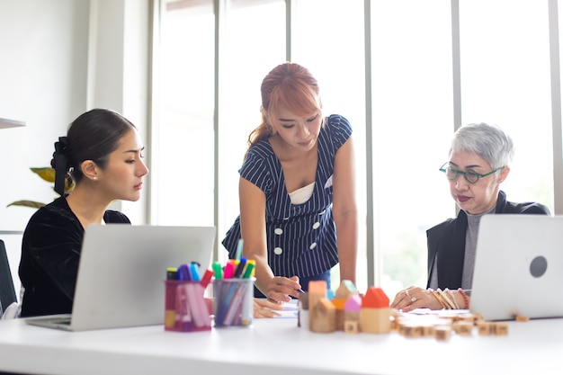 회의실에서 노트북 컴퓨터 작업을 하는 아시아 비즈니스 여성 팀. 전문 비즈니스 사람들이 브레인스토밍과 팀워크 개념입니다.