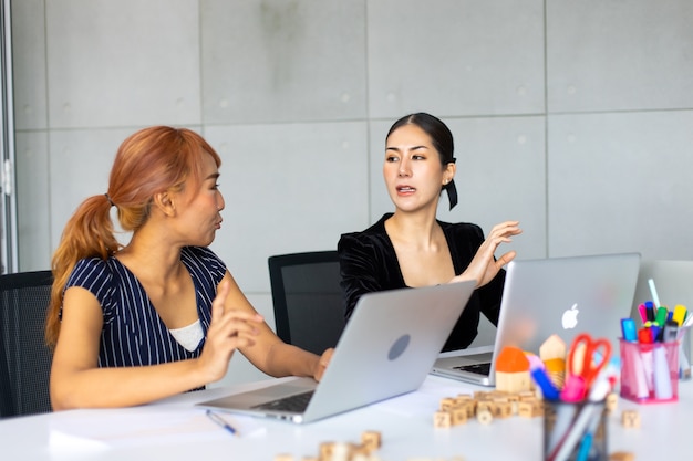 Squadra asiatica della donna di affari che lavora al computer portatile nella sala riunioni. gente di affari professionale di brainstorming e concetto di lavoro di squadra.