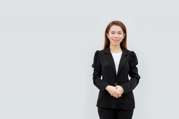 흰색 배경에 고립 된 검은 양복에 긴 머리로 서 아시아 비즈니스 여자 손을 넘어