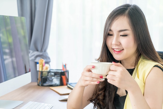 アジア人、ビジネス、女、幸せ、コーヒー、カップ