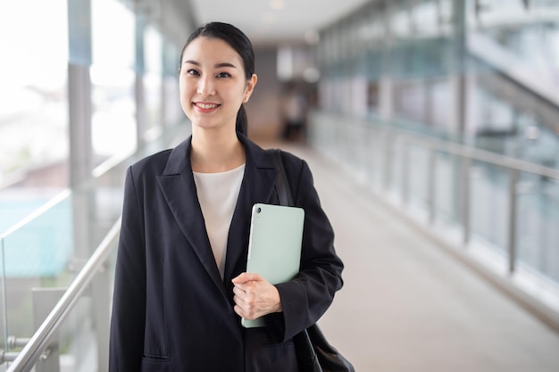 사진 태블릿 찾고 카메라를 들고 아시아 비즈니스 여자, 아름 다운 여자의 패션 비즈니스 사진.