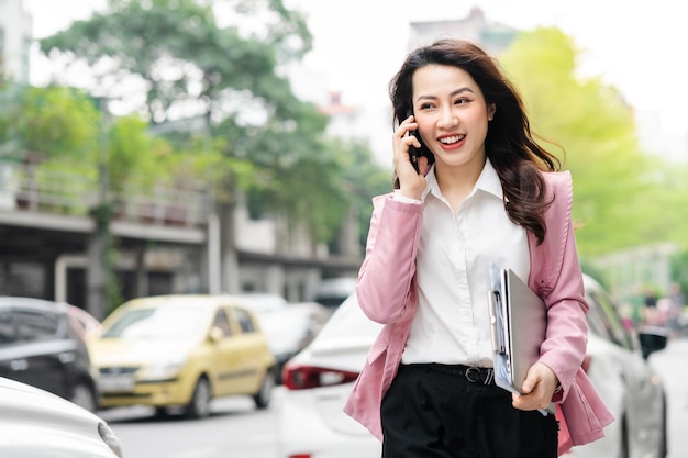 通りのアジアのビジネス女性のイメージ