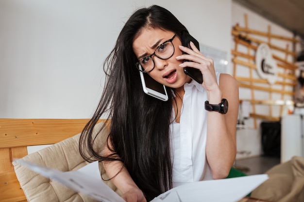 Donna asiatica di affari che parla sul telefono