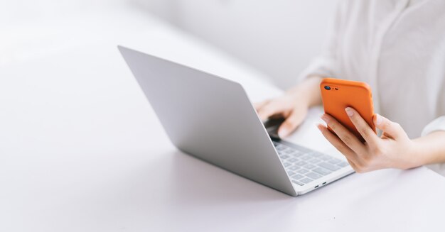 Photo asian business woman using laptop