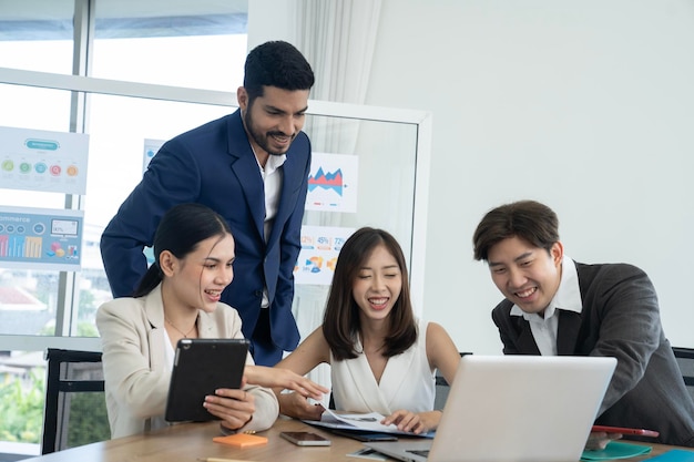 Foto affari asiatici che lavorano in ufficio