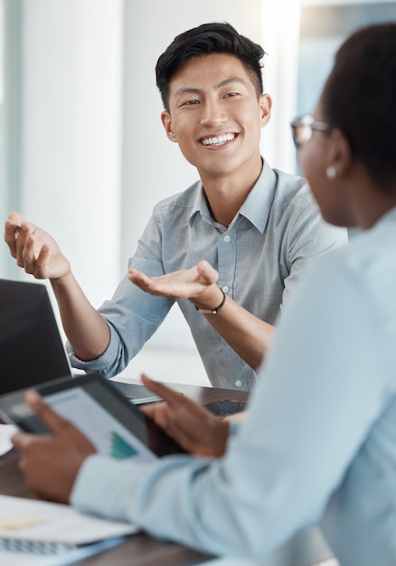 Азиатский бизнесмен жест рукой или разговор в команде, встреча с цифровым маркетингом, сотрудничество или планирование стратегии Технологическая улыбка или счастливые творческие работники или дизайнеры с целевой аудиторией kpi