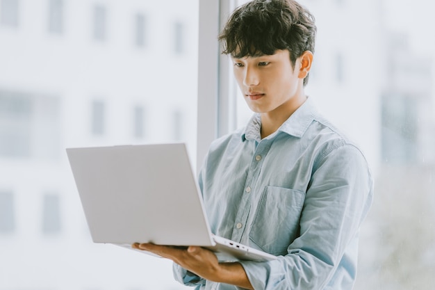 아시아 실업가 노트북을 사용 하여 창으로 작동