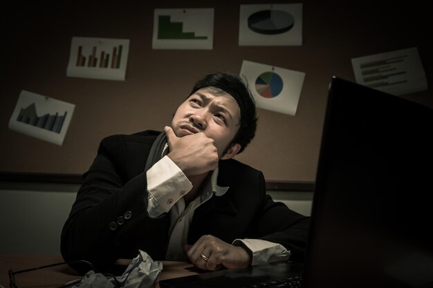 과도한 업무로 인해 스트레스를 받는 아시아 사업가피곤함젊은 사무원은 직장에서 슬픈 남자에게 문제가 있습니다. 성난 지저분한 남자 개념