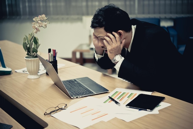 Photo asian businessman stressed from workfurious from hard workboss complain about projectthailand peopleyoung man stressfulclerk fail from job