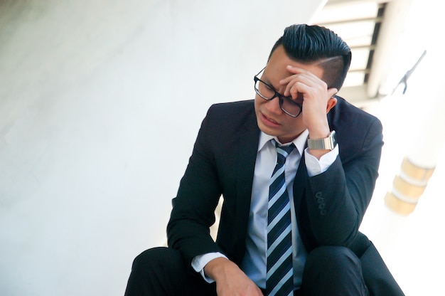 Photo asian businessman stressed