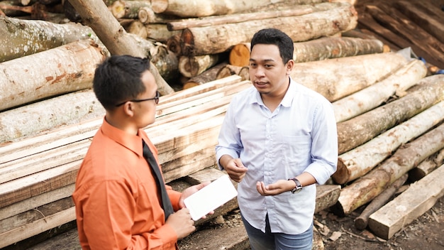 Mestiere di legno dell'uomo d'affari asiatico