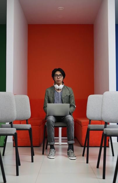 Uomo d'affari asiatico che lavora al computer portatile