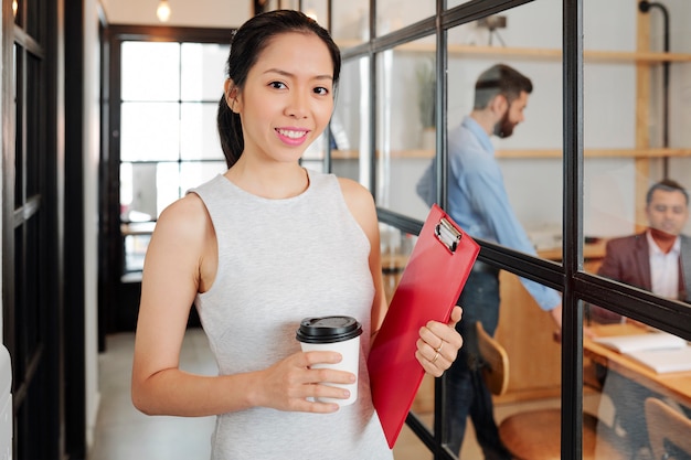 Photo asian businesswoman comes to the work