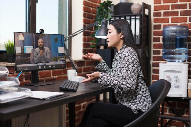 온라인 원격 화상 통화 회의에서 아시아 여성 사업가가 일반 관리자와 비즈니스 재정 문제에 대해 이야기하고 있습니다. 회사 직원이 인터넷 디지털 대화에 대해 임원과 이야기하고 있습니다.