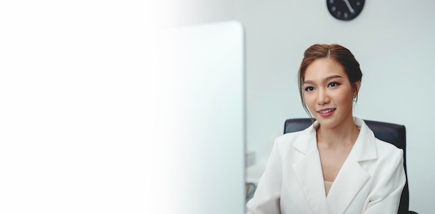 Foto asian businesswoman seduto in ufficio ritratto di donna esecutiva