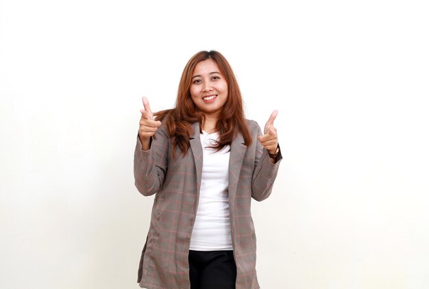 카메라를 가리키며 서 있는 아시아 여성 사업가