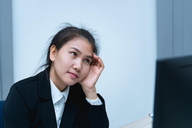 열심히 일하는 아시아 여성 사업가 사무실에서 일하는 태국 노동자 여성소녀 생각 개념