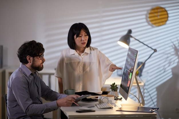 Asian businesswoman talking to employee