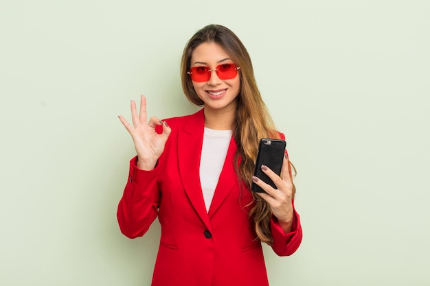 Азиатская деловая женщина с помощью смартфона