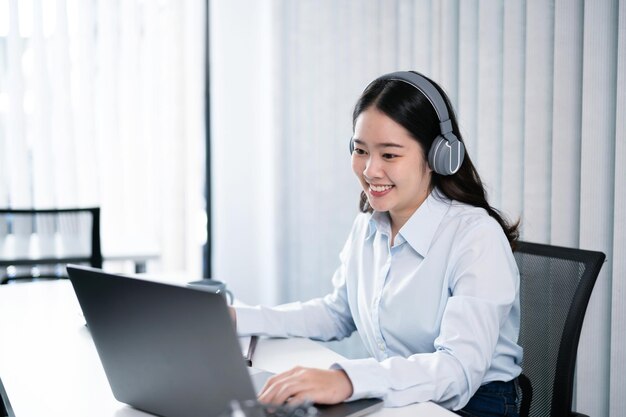 아시아 사업가 VDO 통화 회의 노트북 온라인 브리핑 E 학습 및 사회적 거리 개념과 함께 작동하는 노트북 웹캠 회의에서 작업 대화 채팅 온라인 화상 통화