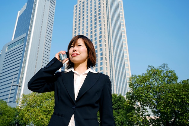 写真 超高層ビルで働くアジアの実業家。