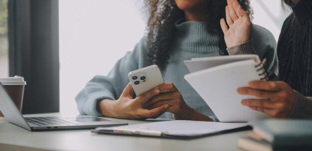 Photo asian businesswoman working on laptop computer look for job online freelance looking and typing on notebook on table lifestyle of woman studying online