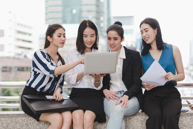 Foto il gruppo asiatico delle donne di affari gode del lavoratore all'aperto