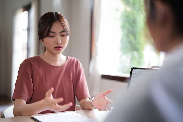 사진 아시아의 심장과 의사 여성이 인간 심장 모델의 해부학에 대해 설명하고 병원에서 건강을 검사한 후 여성 환자에게 의학 및 정신 건강 치료에 대한 상담을 제공합니다.