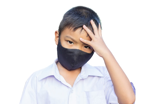 Ragazzo asiatico bambino che indossa la maschera in tessuto.