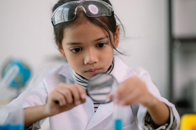 아시안 소녀는 시험관으로 과학 화학을 배우고 학교 실험실 교육 과학 화학 및 어린이 개념 어린이의 초기 발달