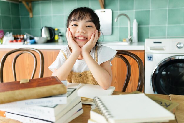 家で勉強しているアジアの子供