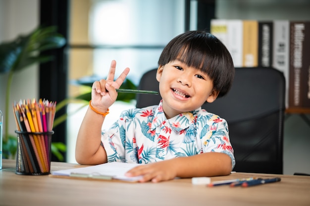 自宅で宿題をしているアジアの子供たち、教育の概念。