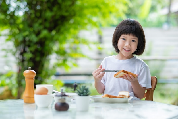 아시아 어린이들은 음식을 먹는 것을 즐깁니다.