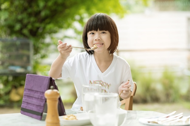 アジアの子供たちは食べ物を食べるのを楽しんでいます