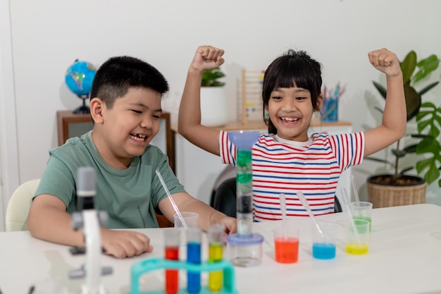화학 실험을 열정적으로 지켜보는 아시아 어린이들