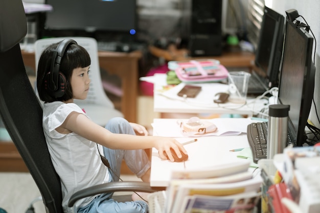 写真 アジアの子供たちはオンラインコンピュータ、ホームスクールを学んでいます