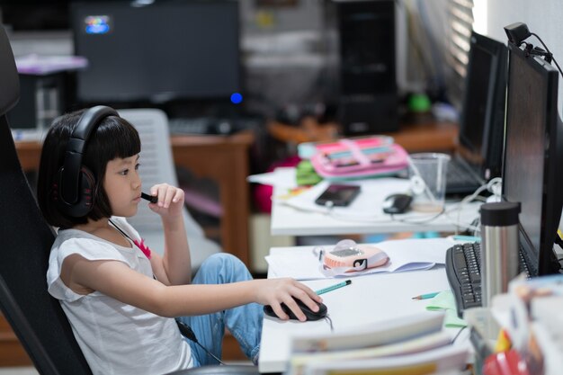 アジアの子供たちはオンラインコンピュータ、ホームスクールを学んでいます