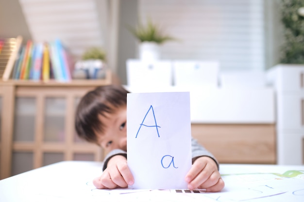 Foto bambini asiatici che imparano l'inglese con le schede flash, insegnare ai bambini l'inglese a casa, bambino a casa, scuola materna chiusa