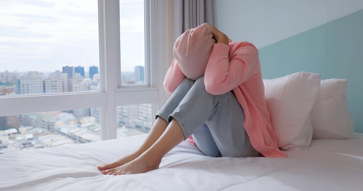 Photo 姉がベッドで彼女を見ている間アジア系中国人女性が荷物をめています