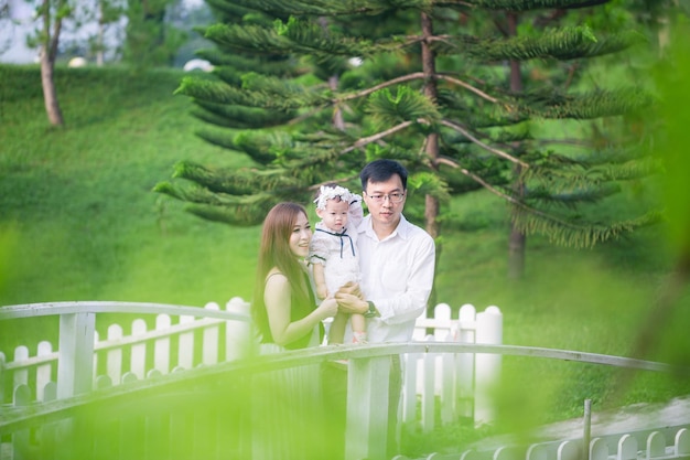 週末に屋外の公共公園を楽しんでいるアジアの中国の若い家族