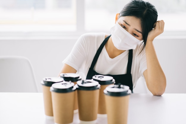 아시아 커피 숍 주인들은 질병의 영향으로 가게가 문을 닫았 기 때문에 화를 냈습니다.