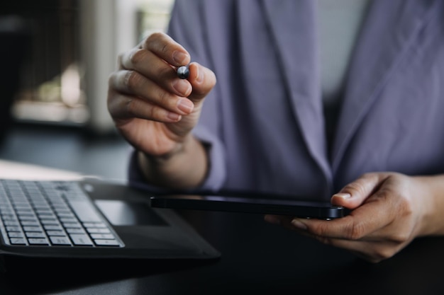 Foto colleghi asiatici uomo e donna che discutono e lavorano con il computer portatile sulla scrivania dell'ufficio