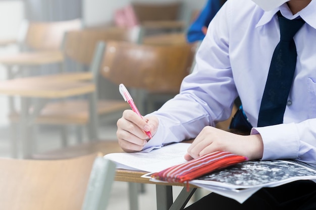 Foto gli studenti universitari asiatici si concentrano sugli esami in classe istruzione stock photo