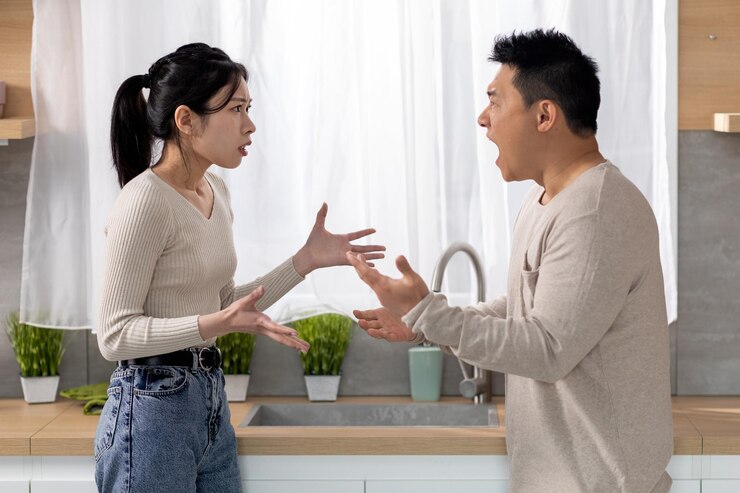 Photo 夫に叫んで台所の妻で議論しているアジアのカップル