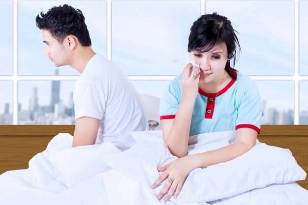 Photo asian couple fighting in bedroom apartment