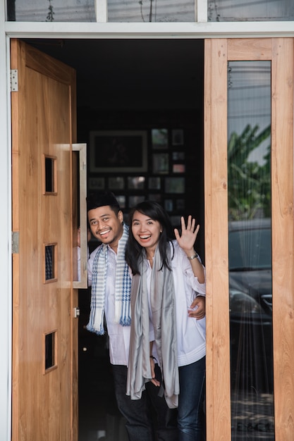 Photo asian couple happy eid mubarak