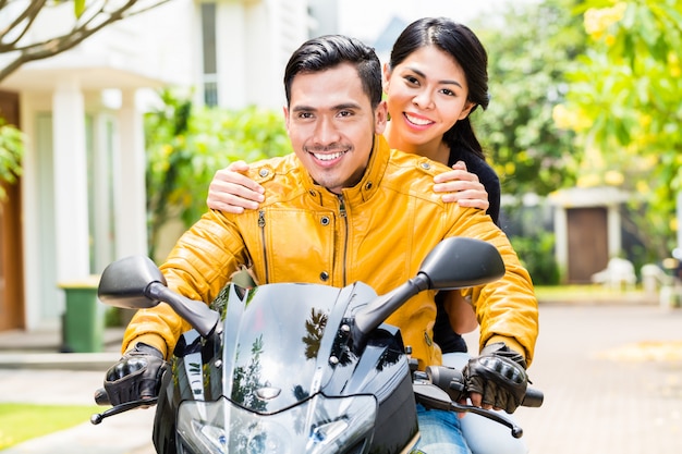 Photo asian couple riding motorcycle