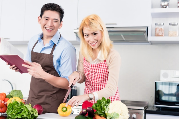 책을 읽고 바닥에 앉아 아시아 부부